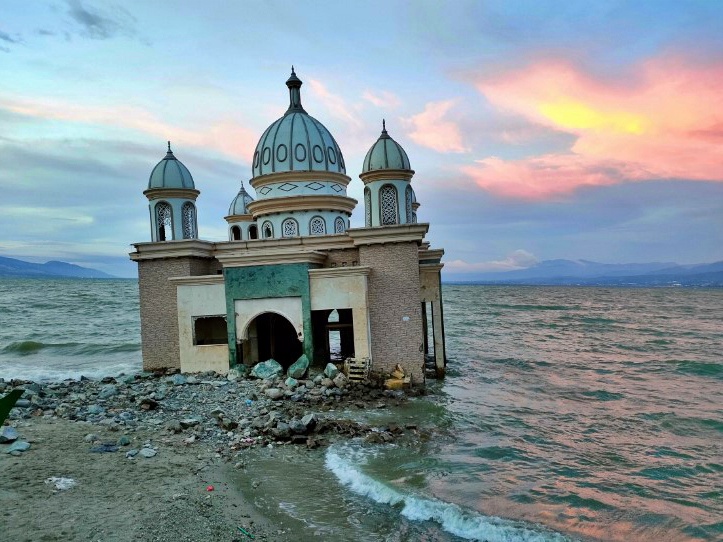 masjid terapung di pantai talise
